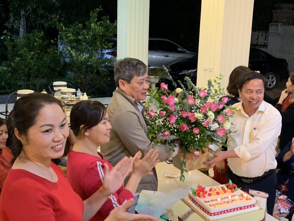 Giám đốc Nguyễn Hồng Sơn - Đại diện Ban giám đốc tặng hoa chúc mừng cán bộ đoàn viên nữ nhân ngày 20/10