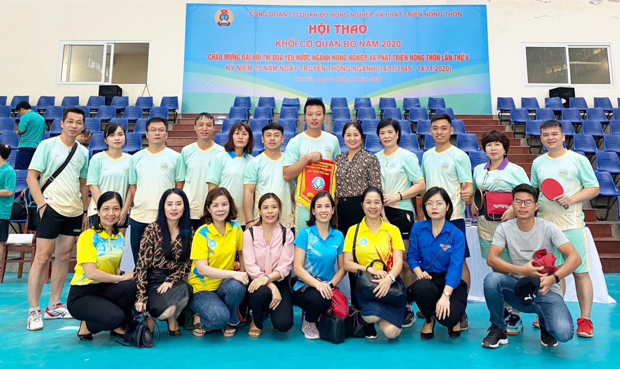 Đ/c Nguyễn Thị Phương Lan, Trưởng Ban Tổ chức Hội thao chụp ảnh lưu niệm với đoàn Viện Khoa học Nông nghiệp Việt Nam