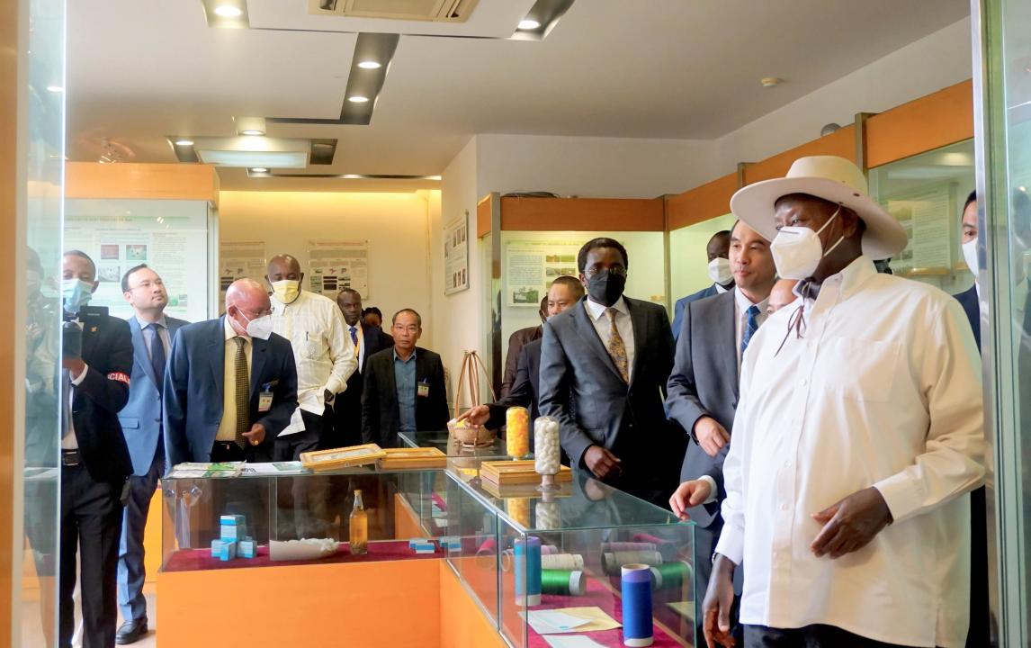 Tổng thống Yoweri Kaguta Museveni cùng đoàn thăm Phòng truyền thống của Viện Khoa học Nông nghiệp Việt Nam. 